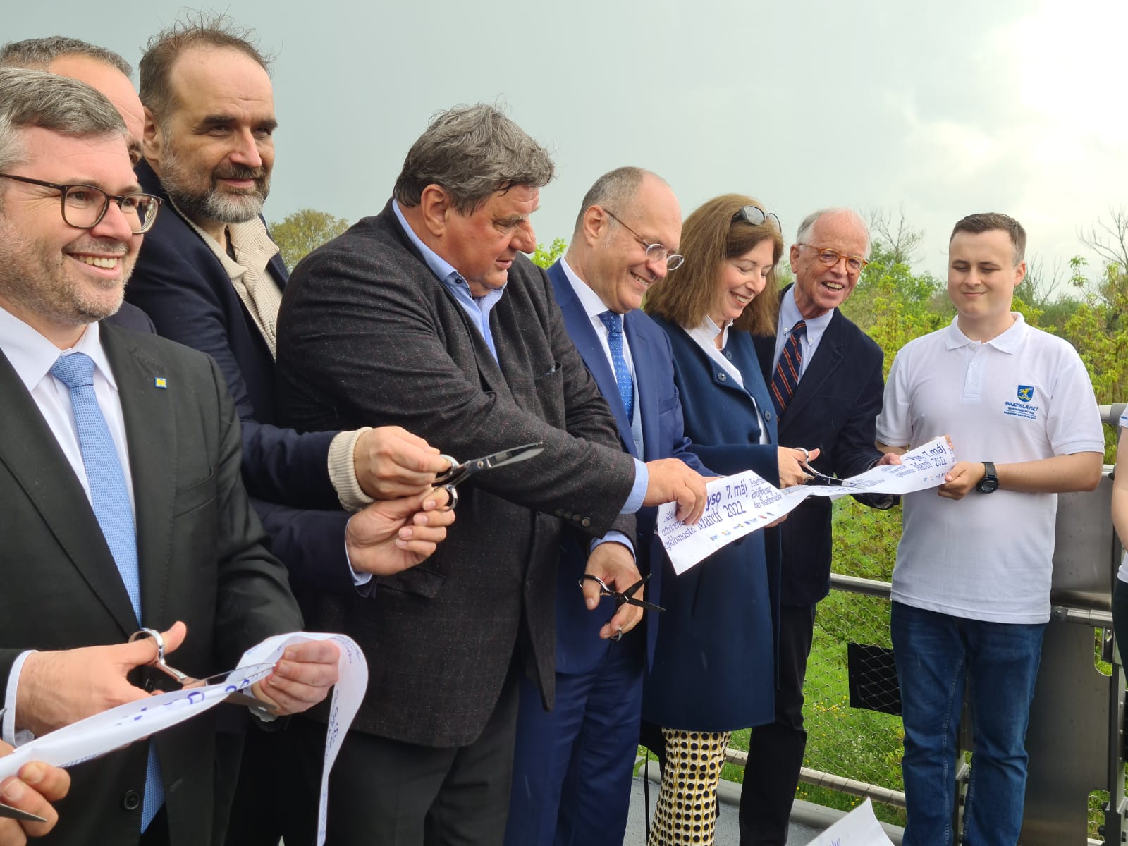 Dušan Velič (štvrtý sprava) sa zúčastnil otvorenia nového cyklomostu_7.5.2022