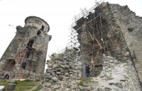 Obrázok k aktualite Obnova hradu Slanec pokračuje, vo veži osadia ďalšie schodisko Slanec